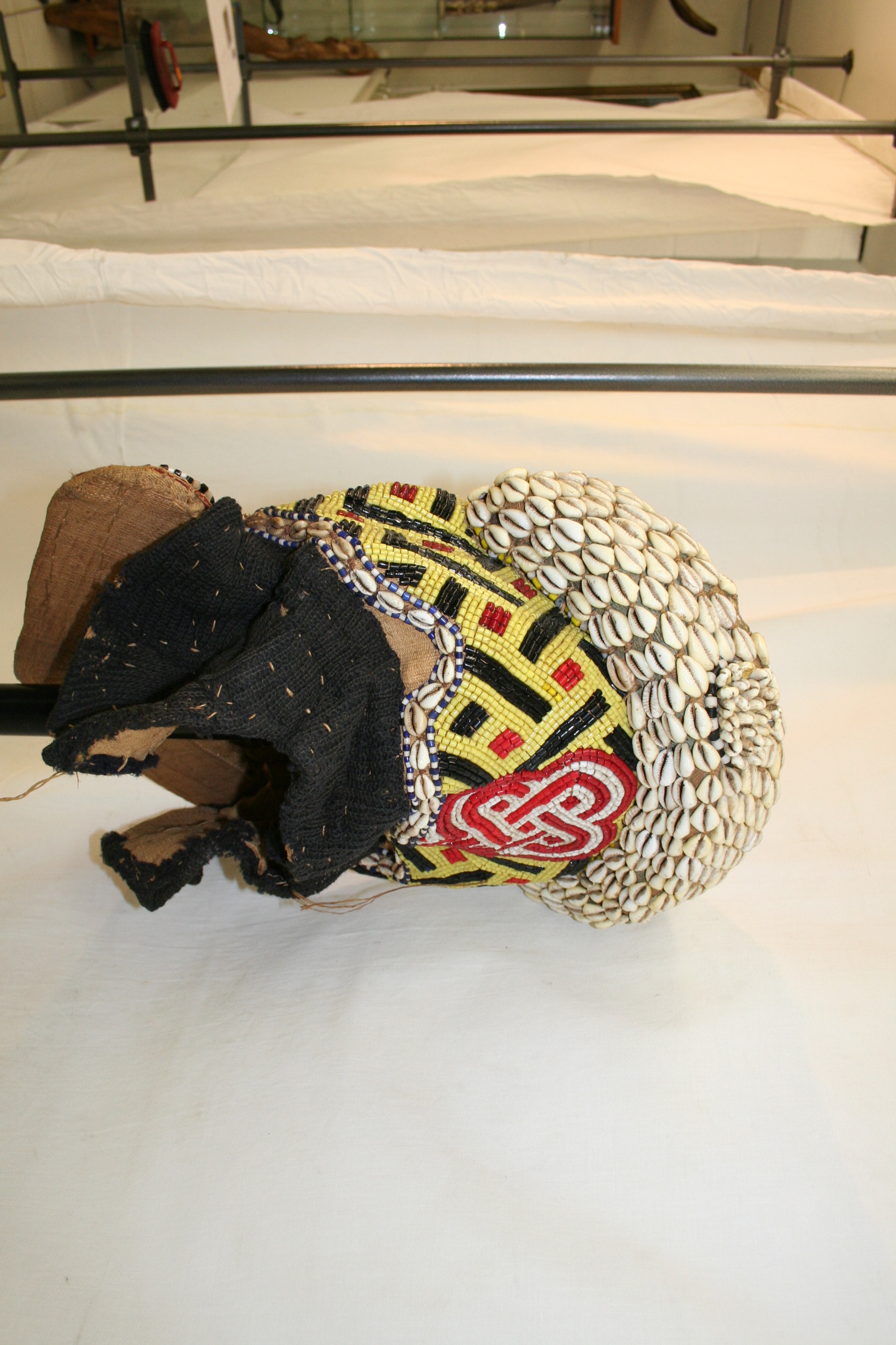 Kuba(masque tissus), d`afrique : rép.dem.du Congo, statuette Kuba(masque tissus), masque ancien africain Kuba(masque tissus), art du rép.dem.du Congo - Art Africain, collection privées Belgique. Statue africaine de la tribu des Kuba(masque tissus), provenant du rép.dem.du Congo, 1675:masque  Mwaash Ambooy bushoong bois,tissus ,fibres végétales,coquillages,
 perles.Il représente Wood,le fondateur des bushoong.milieu du 20eme sc.Le jour où un kum apoong s